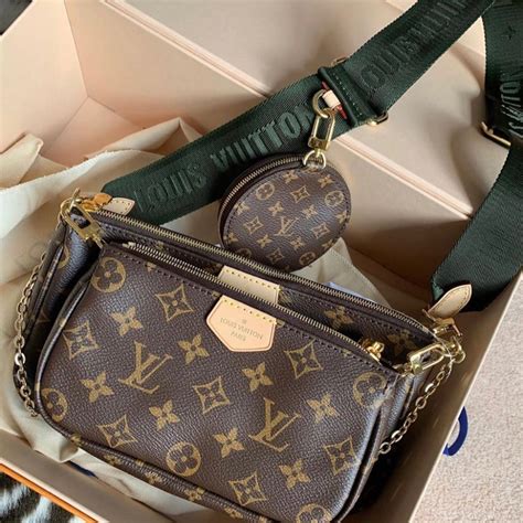 de que material son las carteras louis vuitton